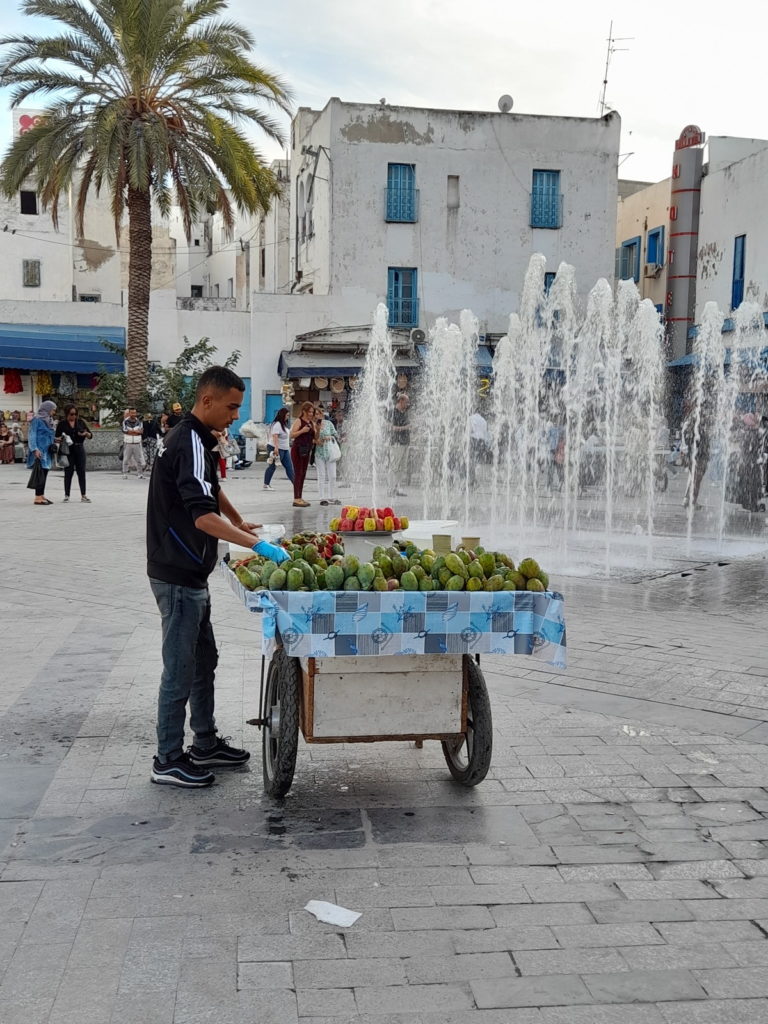 tunis-medina-vendeur de fruits-tunisie
