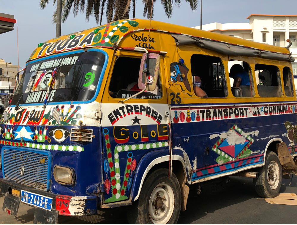 10 raisons voyager Sénégal bus couleurs